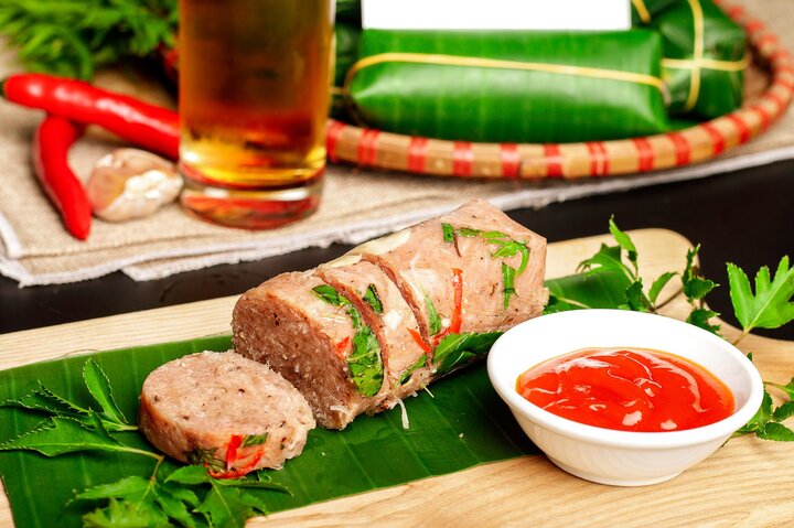 Nem cắt khoanh đặt trên lá chuối cùng tương ớt