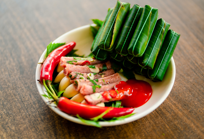 Set nem Thanh Hoá bày trên lá chuối
