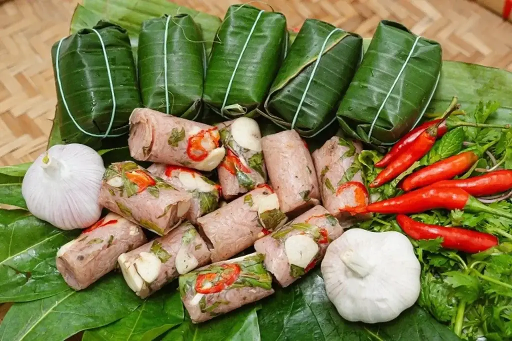 Nem vuông Thanh Hóa bày cùng lá chuối, tỏi và ớt.