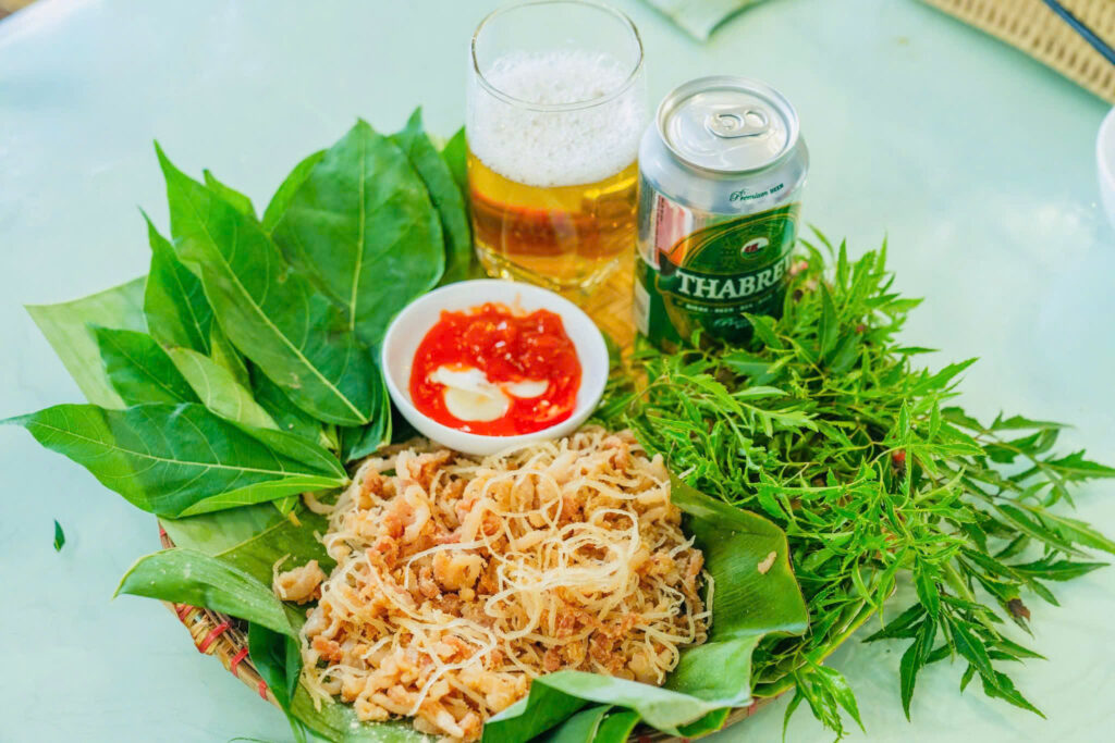 Nem Bùi xứ Thanh ăn cùng lá sung, rau thơm và đồ uống nhẹ.