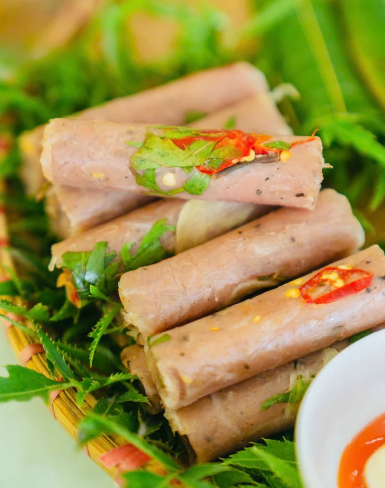 Các miếng nem vuông Nem Xứ Thanh cắt mở để so sánh cách dùng trên bàn tiệc