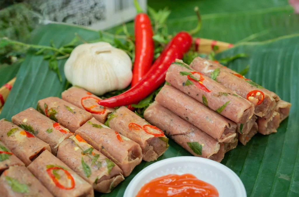 Nem vuông Nem Xứ Thanh bày cùng tỏi ớt để khách tại Vinh xem phần nem bên trong