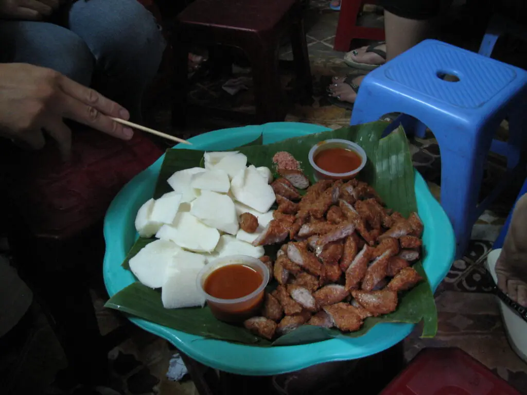 Nem chua nướng trên vỉ. Ảnh: Rungbachduong/Wikimedia Commons, CC BY-SA 3.0.