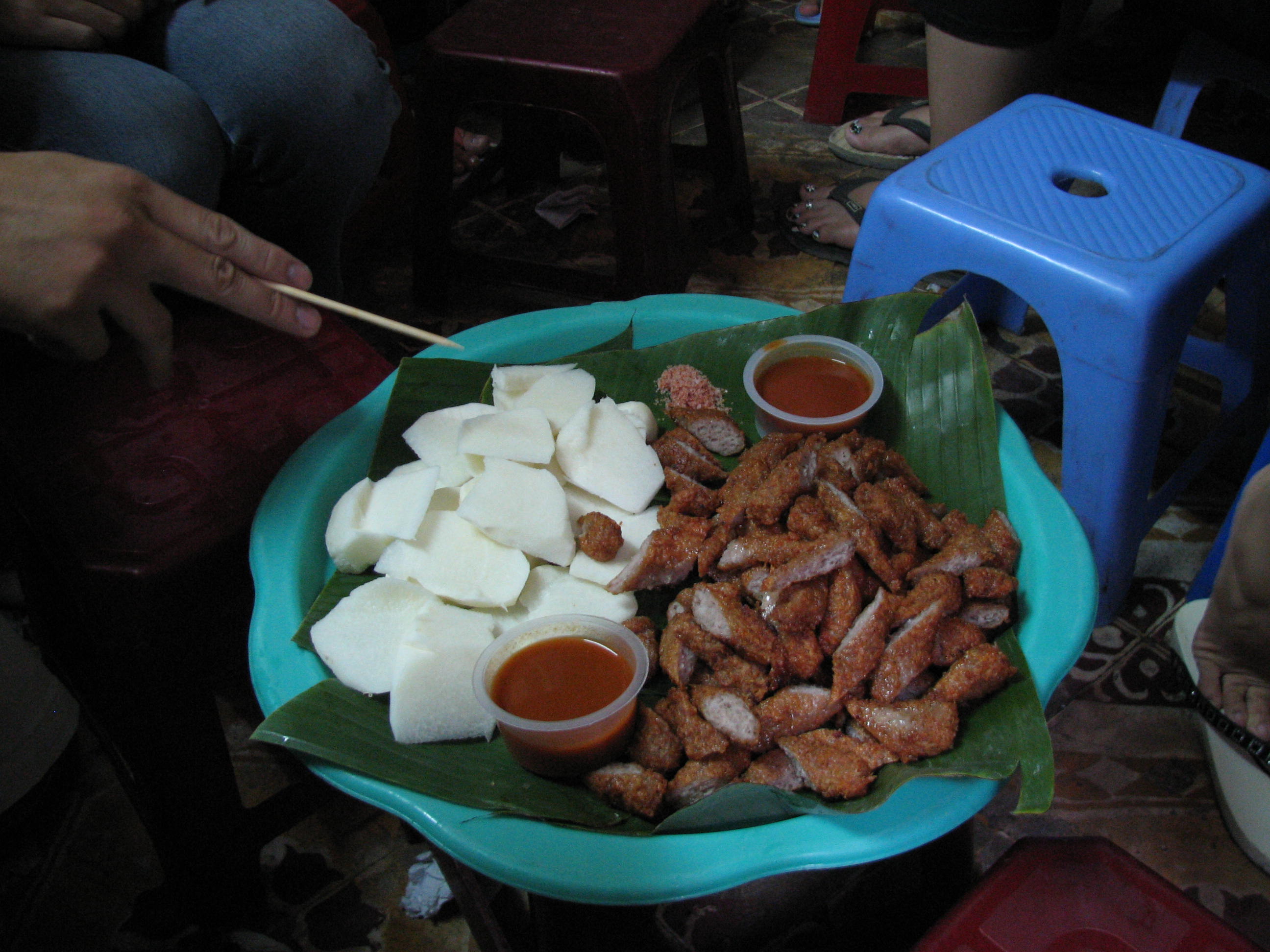 Nem nướng Thanh Hóa làm nóng trước khi ăn