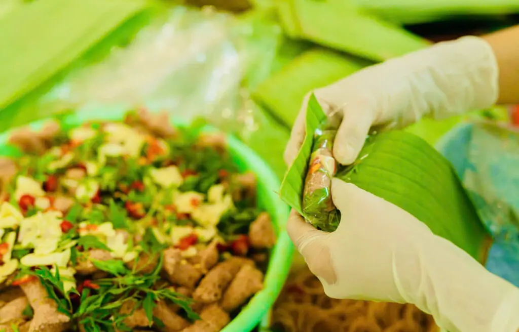 Công đoạn gói nem bằng lá chuối thủ công.