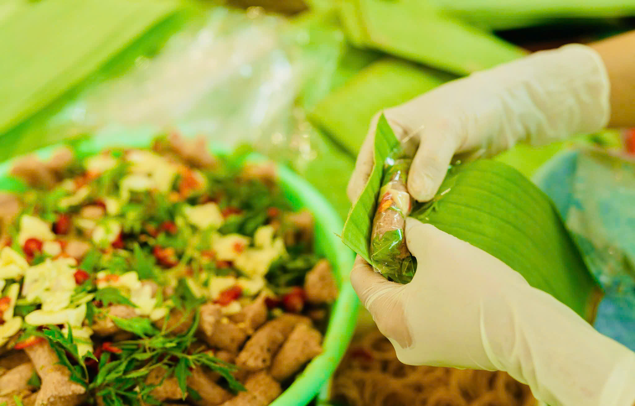 Công đoạn gói nem bằng lá chuối thủ công