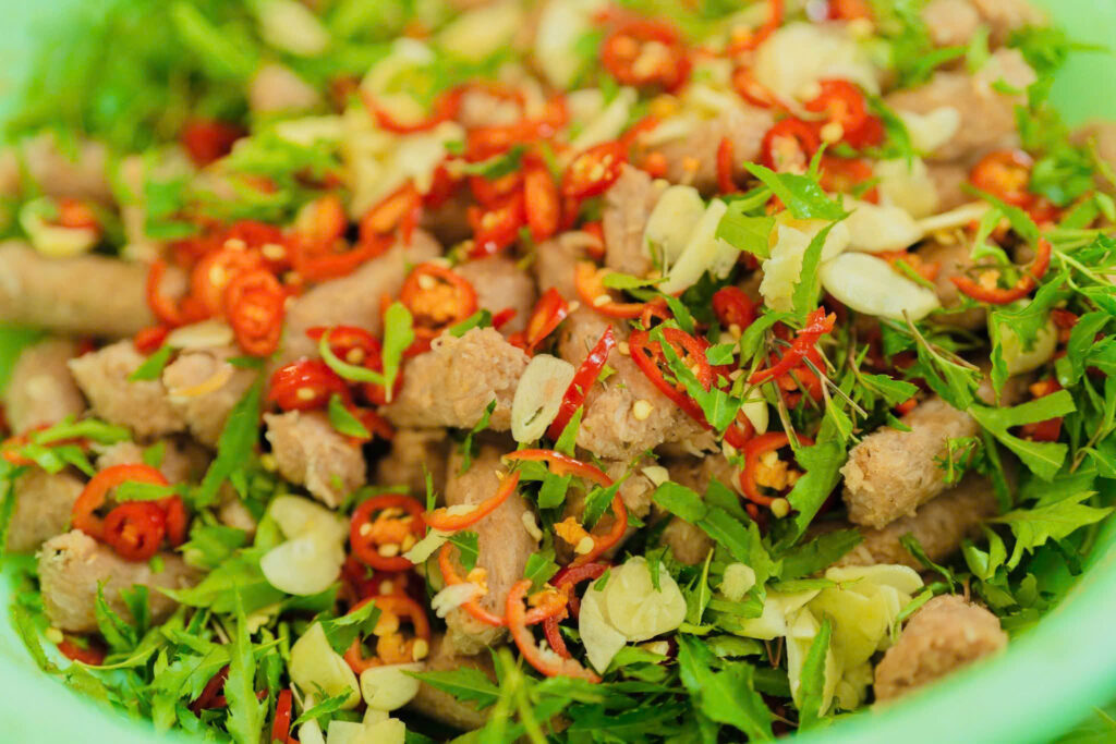 Cận cảnh nem trộn cùng tỏi, ớt và lá thơm