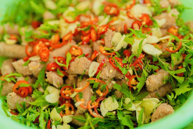Cận cảnh nem trộn cùng tỏi, ớt và lá thơm
