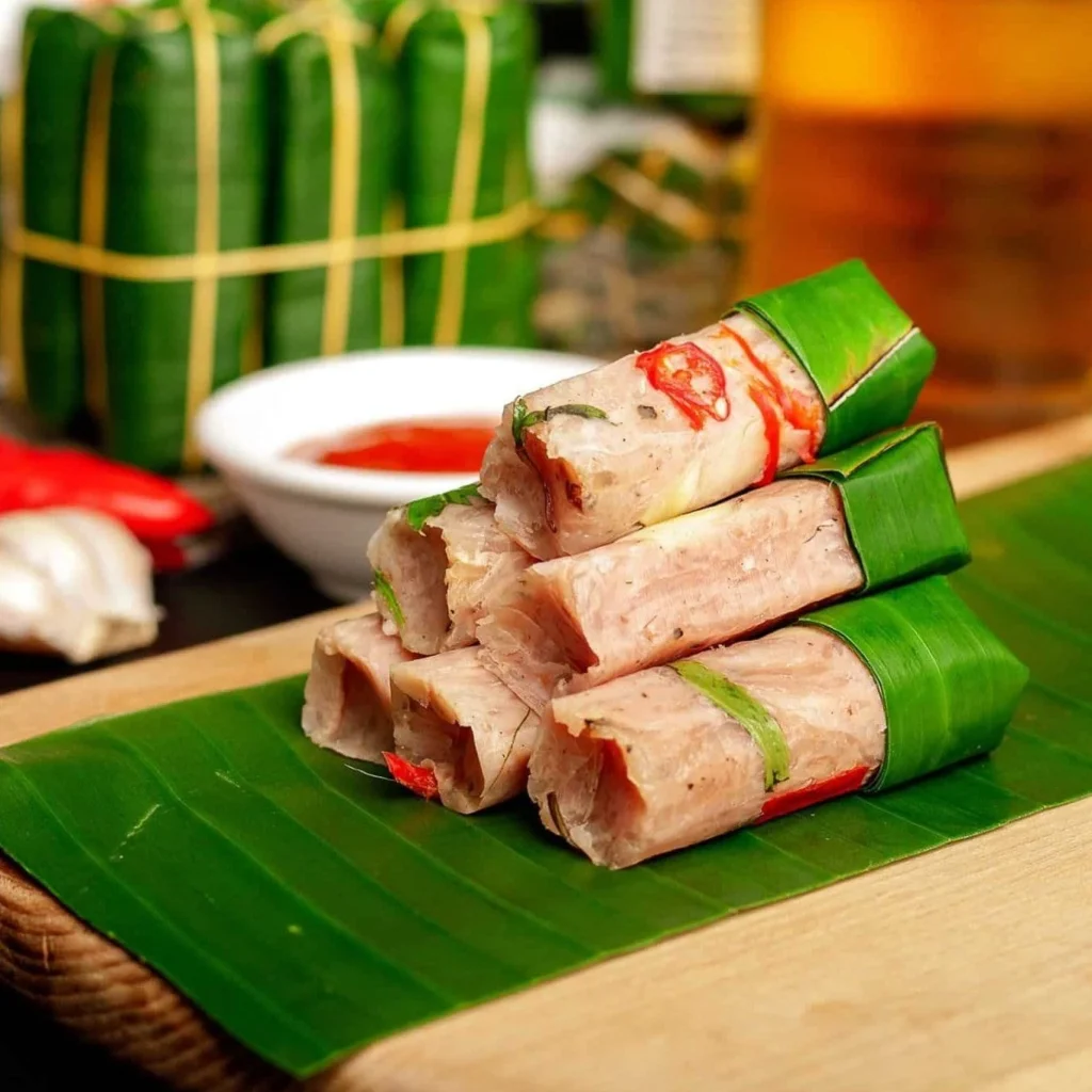 Cách ăn nem chua Thanh Hóa: rau, chấm, bày mâm